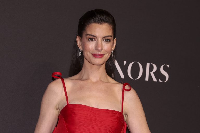 Η Anne Hathaway στο κόκκινο χαλί για τα 2025 WWD Honors που διοργανώθηκαν στο Cipriani South Street στη Νέα Υόρκη, 28 Οκτωβρίου 2025