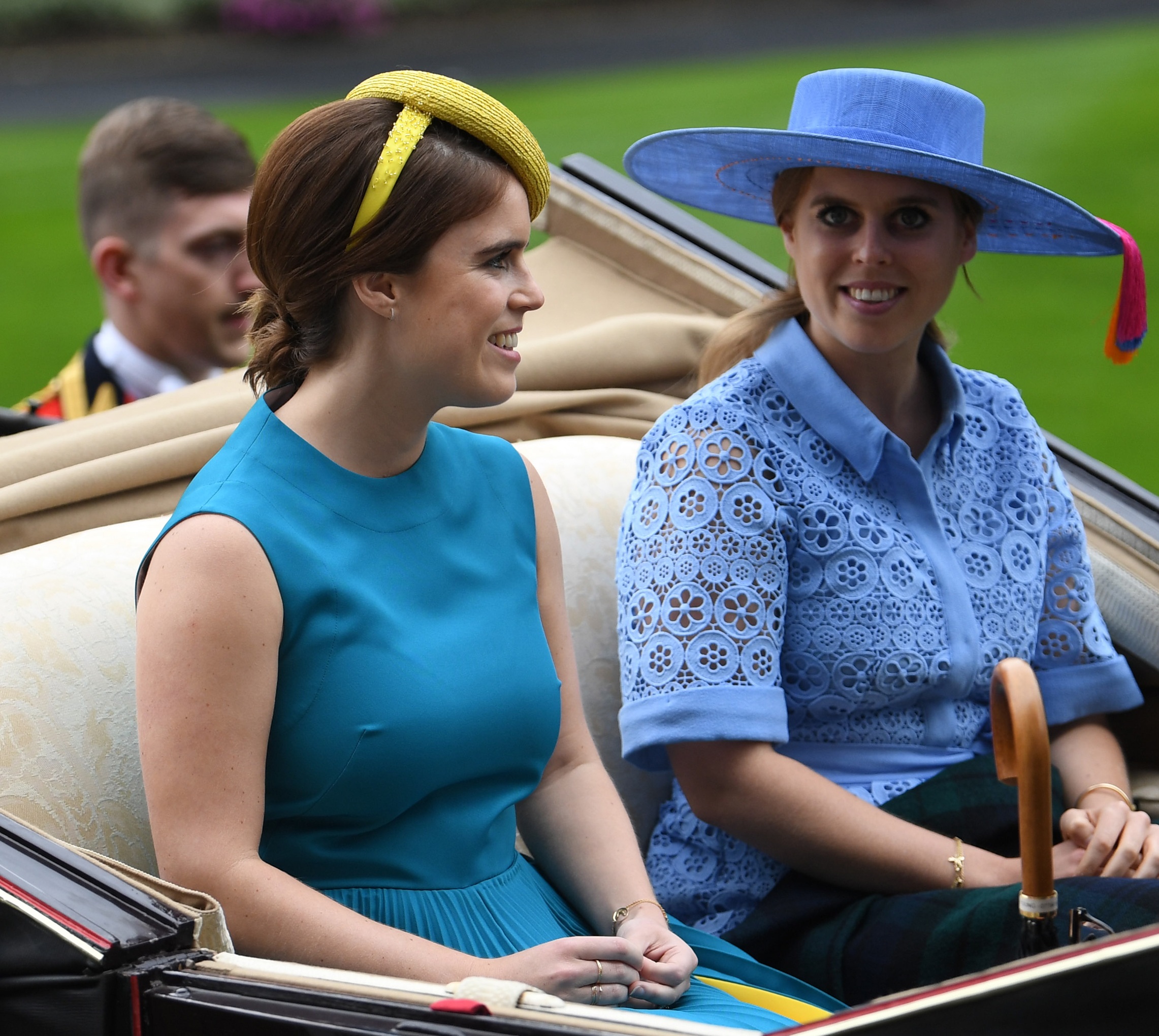 H πριγκίπισσα Βεατρίκη και η πριγκίπισσα Ευγενία φθάνουν στο Royal Ascot,18 Ιουνίου 2019