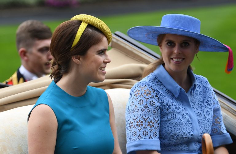 H πριγκίπισσα Βεατρίκη και η πριγκίπισσα Ευγενία φθάνουν στο Royal Ascot,18 Ιουνίου 2019