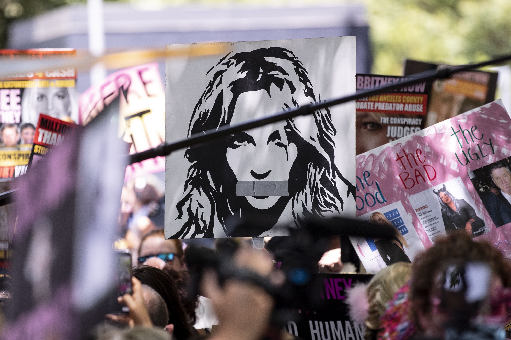 Διαδηλωτές συγκεντρώνονται σε μια εκδήλωση διαμαρτυρίας #FREEBRITNEY μπροστά από το δικαστήριο όπου διεξάγεται μια ακρόαση σχετικά με την υπόθεση επιτροπείας της Britney Spears, 14 Ιουλίου 2021