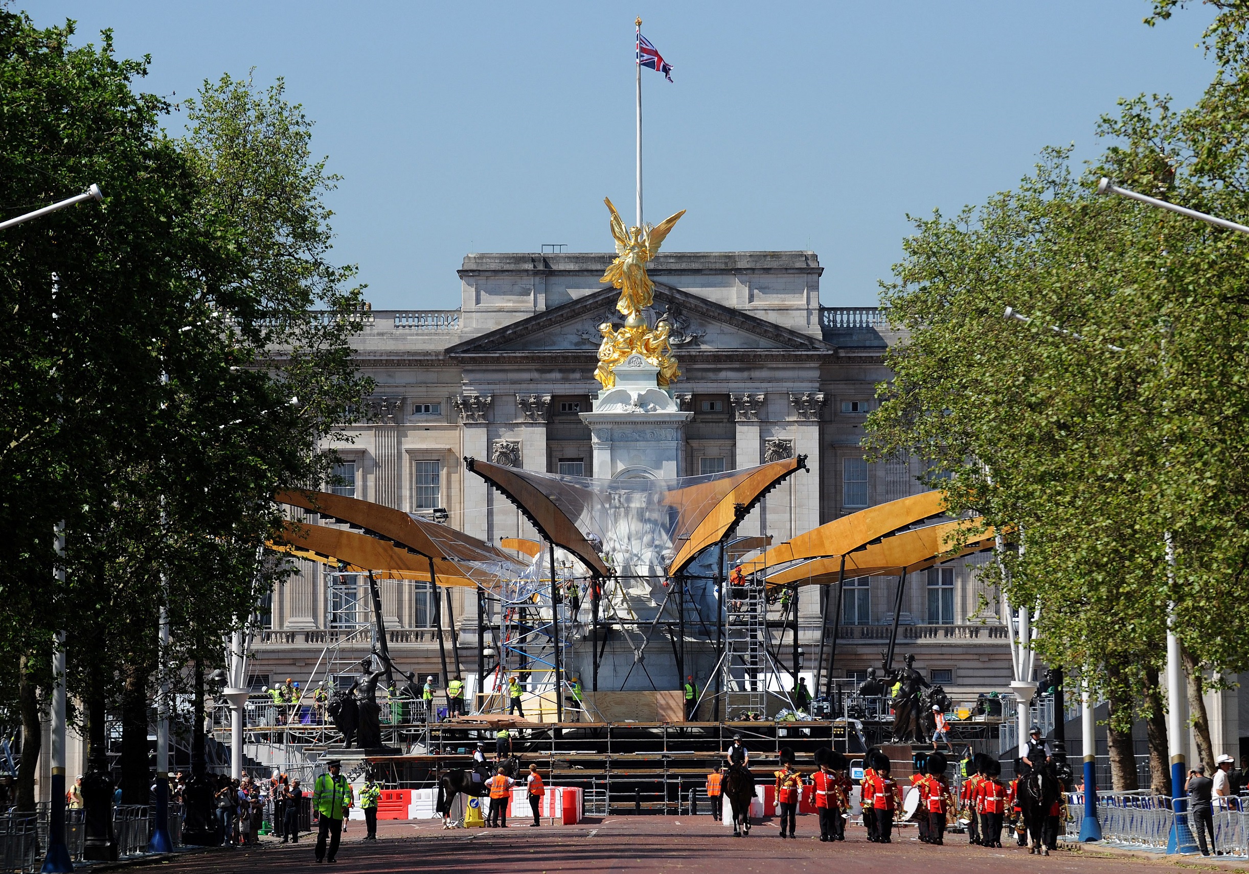 Το μνημείο της βασίλισσας Βικτωρίας μπροστά από τα Ανάκτορα του Μπάκιγχαμ, 25 Μαΐου 2012