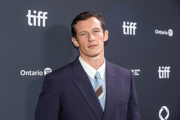 O Callum Turner φθάνει στο κόκκινο χαλί για την προβολή της ταινίας "Eternity" στη διάρκεια του 50ού Διεθνούς Κινηματογραφικού Φεστιβάλ του Τορόντο (TIFF), 7 Σεπτεμβρίου 2025