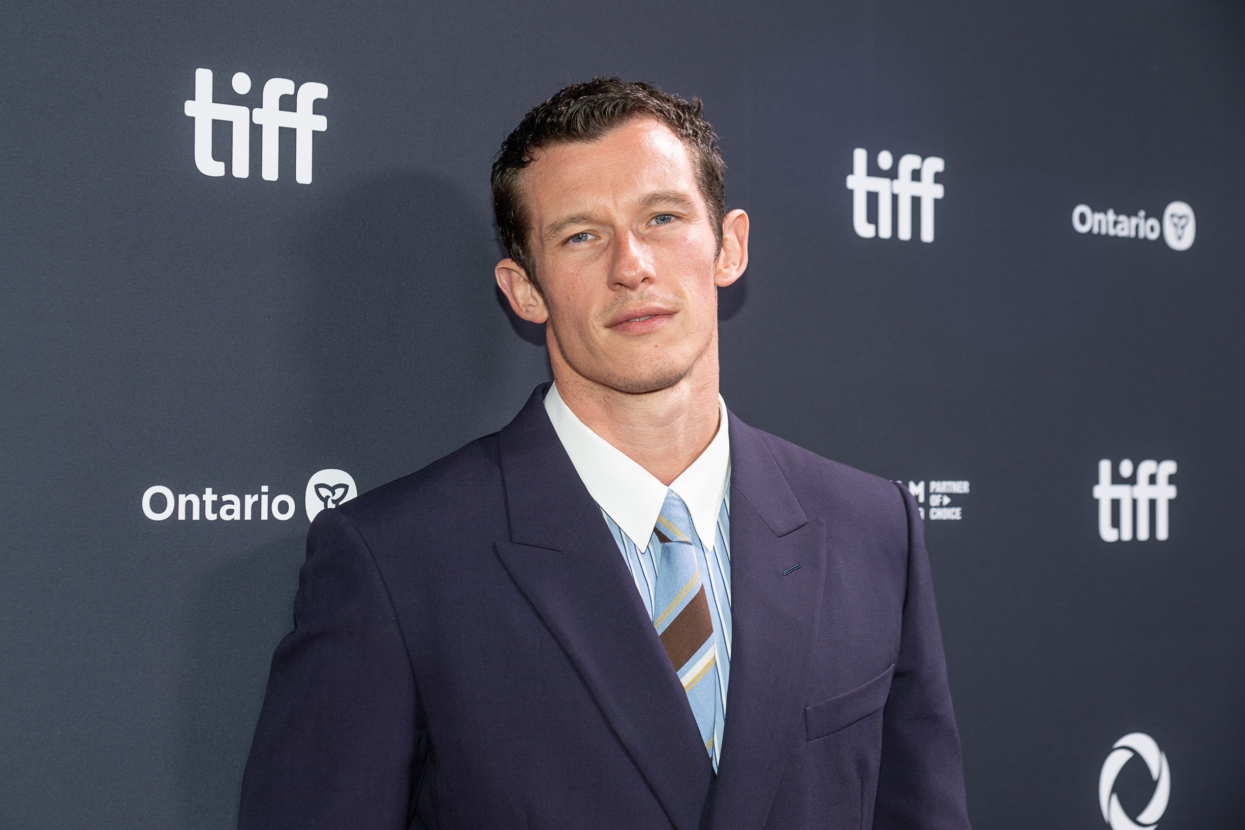 O Callum Turner φθάνει στο κόκκινο χαλί για την προβολή της ταινίας "Eternity" στη διάρκεια του 50ού Διεθνούς Κινηματογραφικού Φεστιβάλ του Τορόντο (TIFF), 7 Σεπτεμβρίου 2025