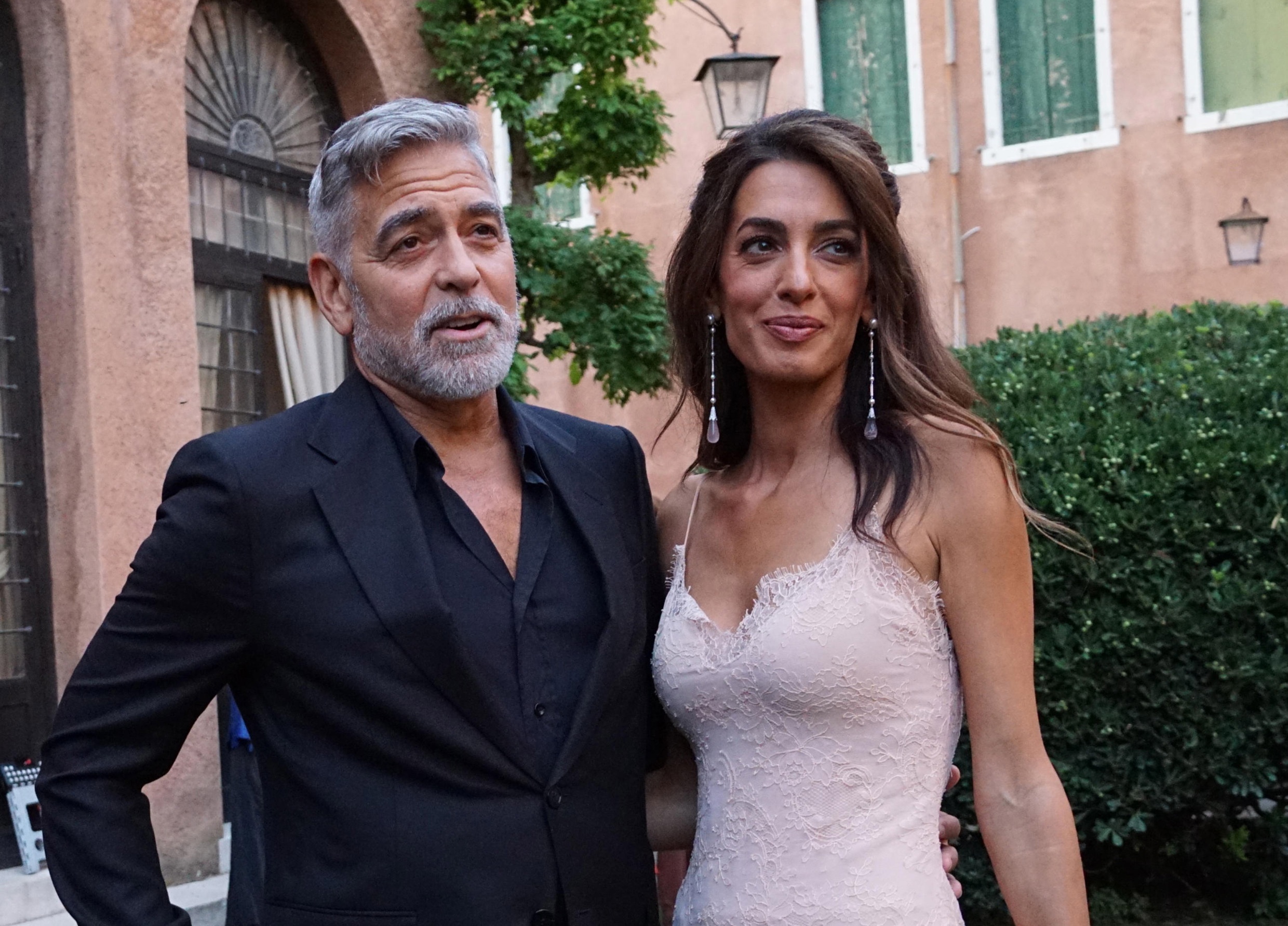 O George Clooney και η Amal Alamuddin παρευρίσκονται στην τελετή για το the Diane Von Furstenberg Award (DVF), στο Sala degli Arazzi του Giorgio Cini Foundation της Βενετίας, 31 Αυγούστου 2023