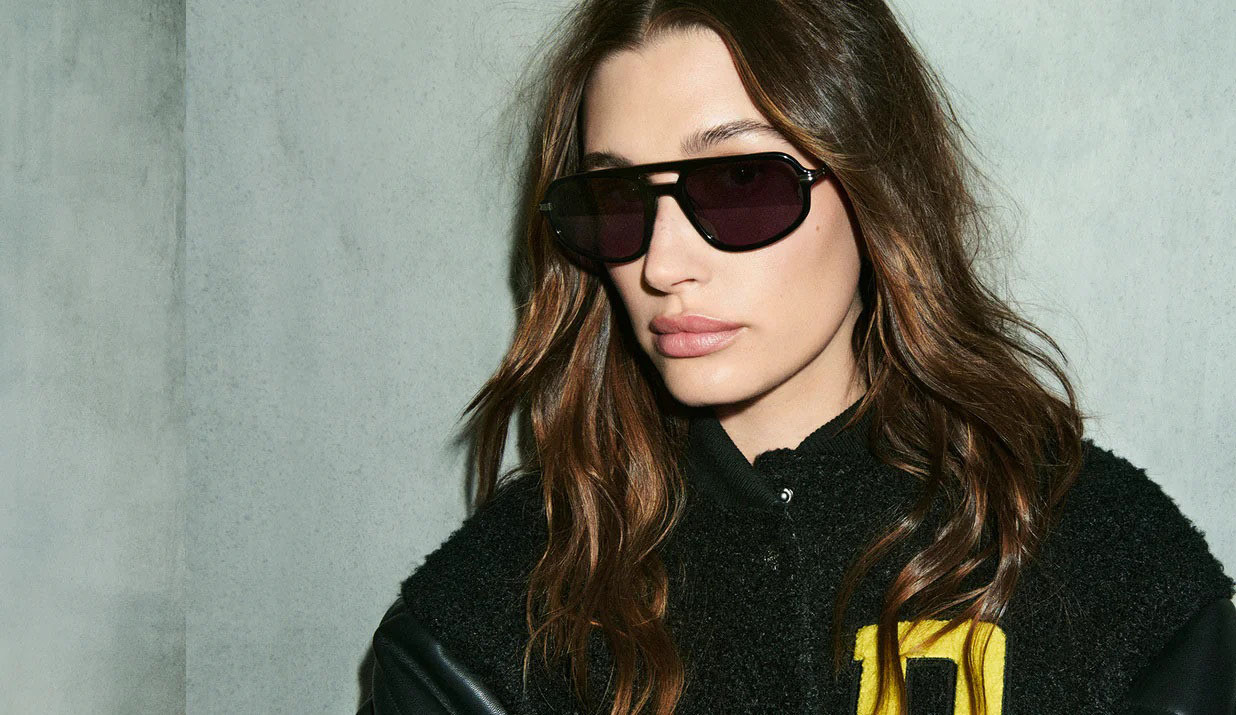 Hailey Bieber στην καμπάνια μόδας για DKNY