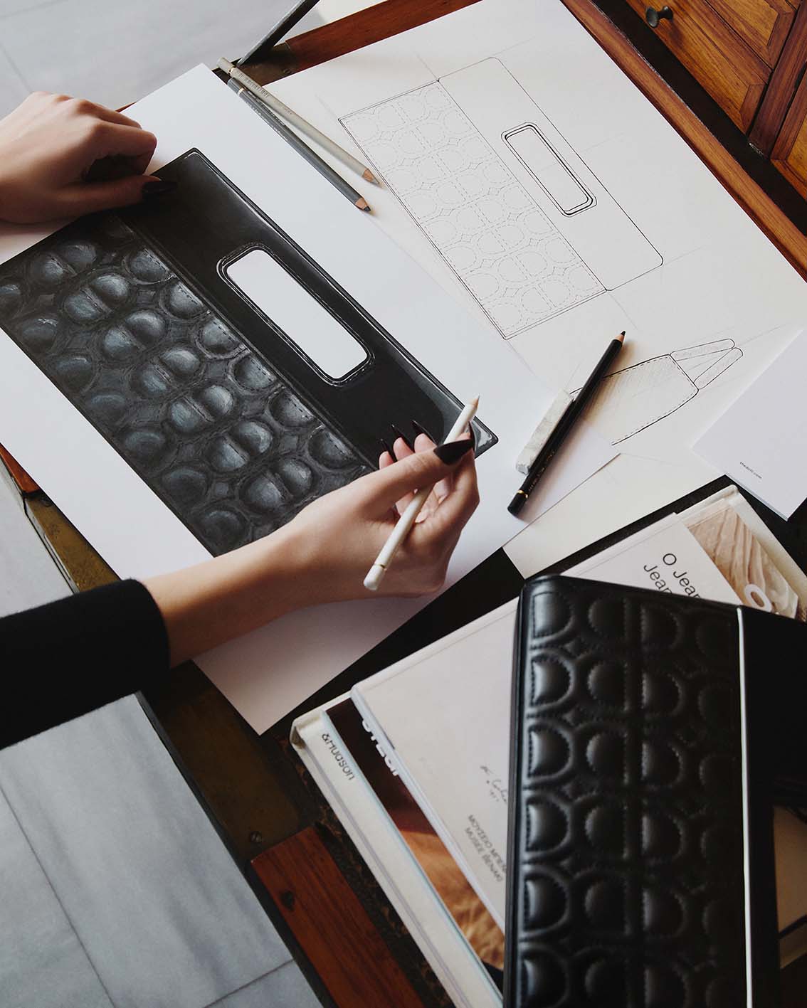 H Marina Raphael την ώρα που σχεδιάζει την τσάντα.