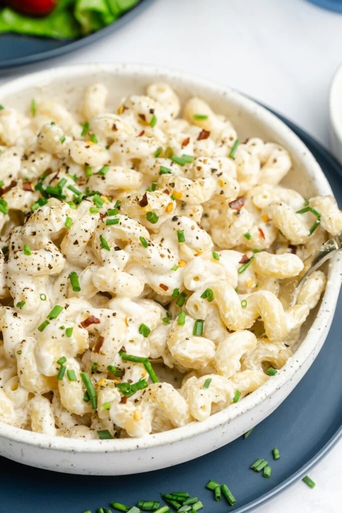 Συνταγή της Emily Dingmann για μακαρόνια με τυρί μπουρσέν.