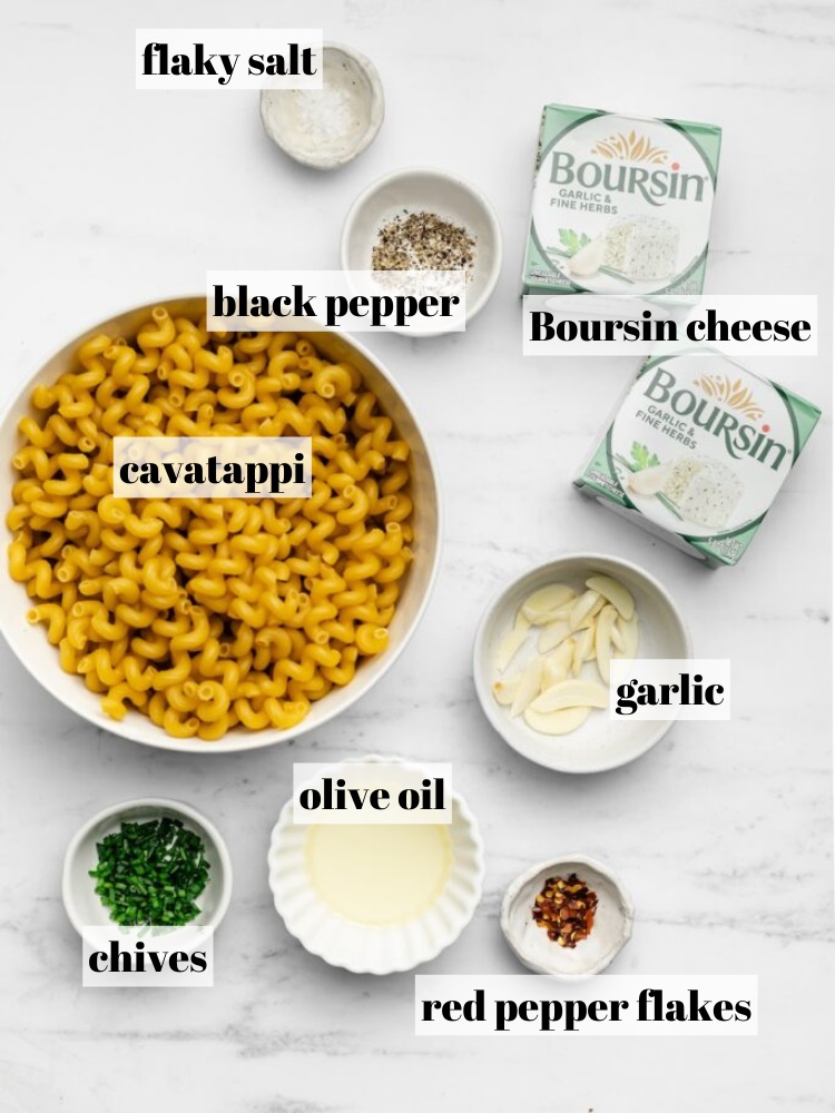 Συνταγή της Emily Dingmann για μακαρόνια με τυρί μπουρσέν.