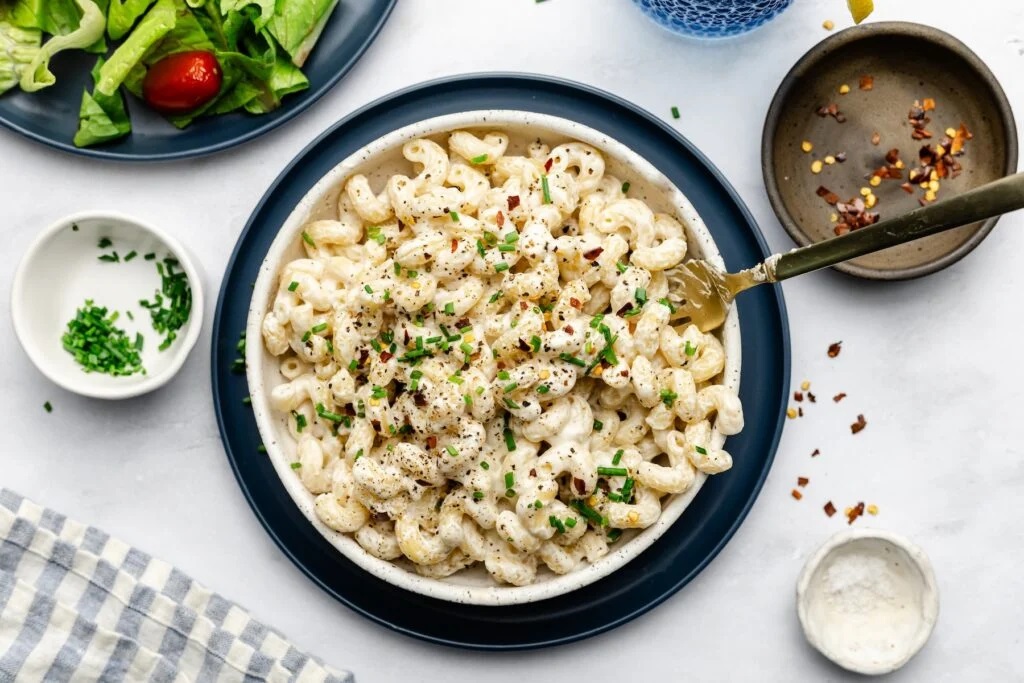 Συνταγή της Emily Dingmann για μακαρόνια με τυρί μπουρσέν.