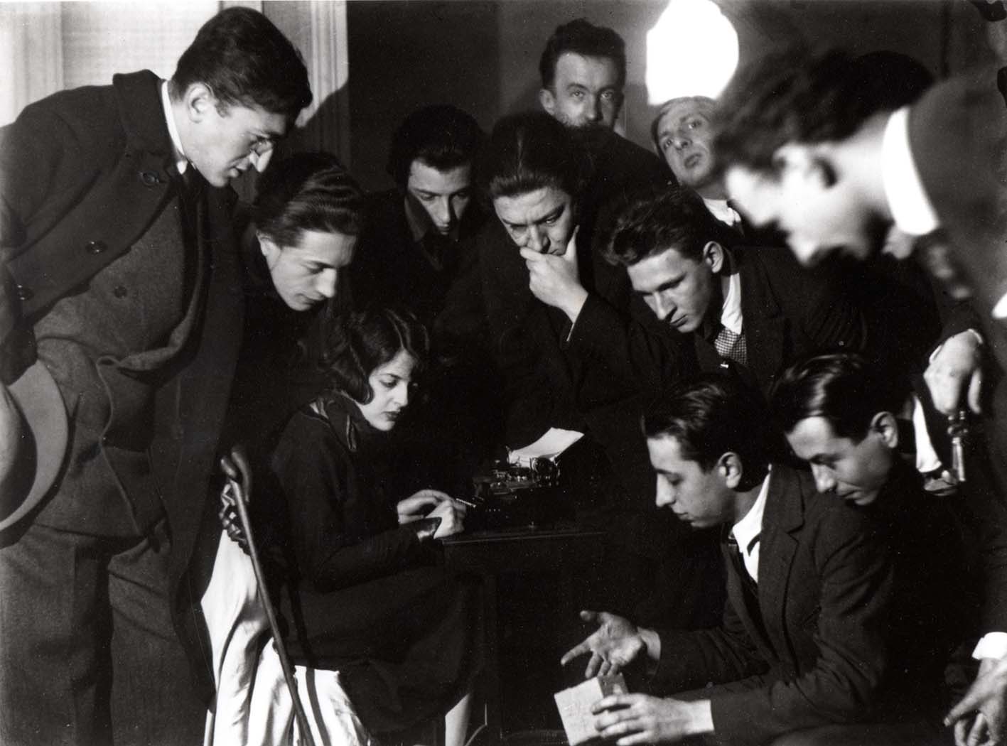 Man Ray - Séance d’écritureMan Ray Groupe Surréaliste , 1924-1980 - Photograph, new print - Printed by Pierre Gassmann 17 x 22 cm - Collezione privata - Courtesy Gió Marconi, Milan SIAE 2025