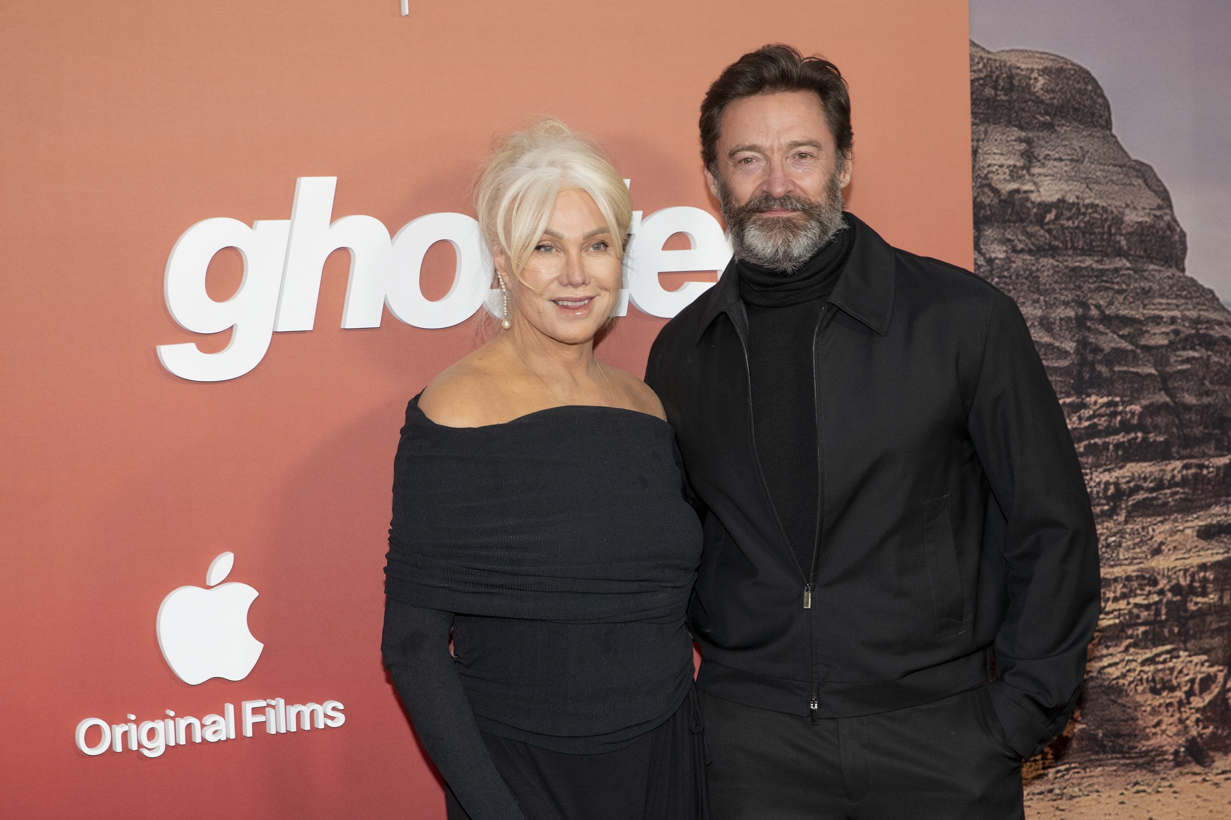 H Deborra-Lee Furness και Hugh Jackman ποζάρουν στο κόκκινο χαλί στη διάρκεια της πρεμιέρας της ταινίας Ghosted των Apple Original Films στη Νέα Υόρκη, 18 Απριλίου 2023