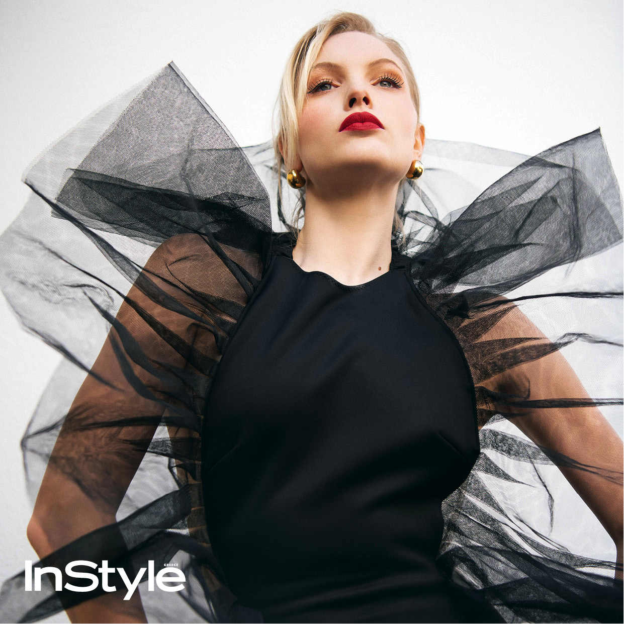 μοντέλο με τούλινο φόρεμα