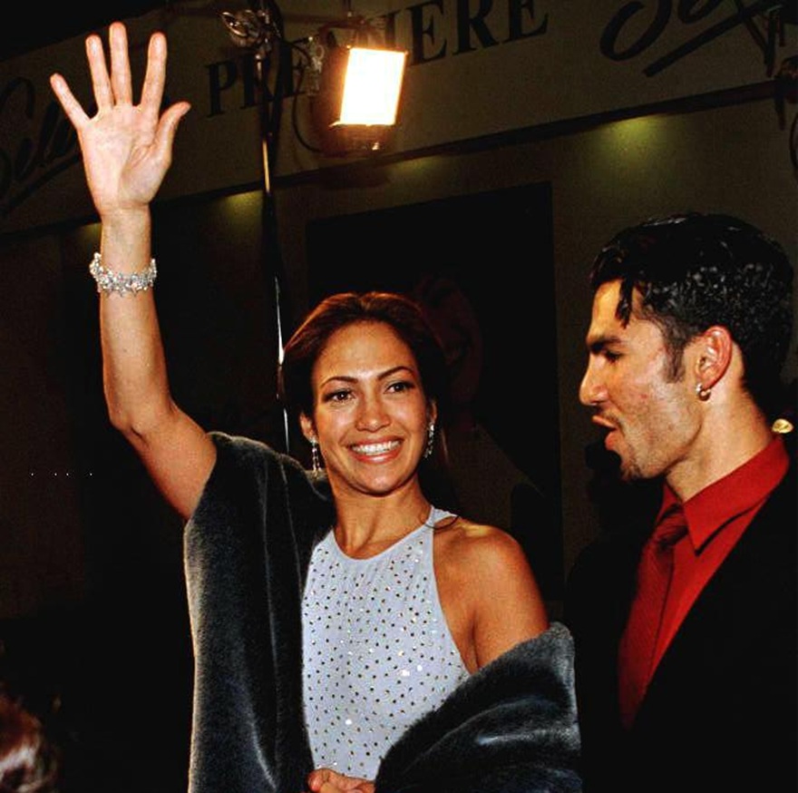 Η Jennifer Lopez χαιρετά τους θαυμαστές της καθώς φτάνει μαζί με τον σύζυγό της Ojani Noa για την παγκόσμια πρεμιέρα της ταινίας "Selena" στις 13 Μαρτίου 1997 στο Χόλιγουντ