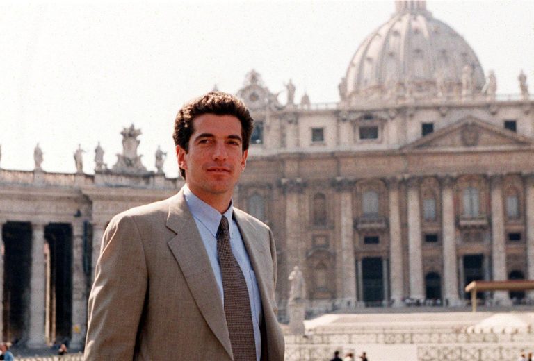 Μια φωτογραφία αρχείου που τραβήχτηκε στις 20 Απριλίου 1996 δείχνει τον John F. Kennedy Jr. να στέκεται μπροστά από τη Βασιλική του Αγίου Πέτρου κατά τη διάρκεια μιας επίσκεψης στην Ιταλία.