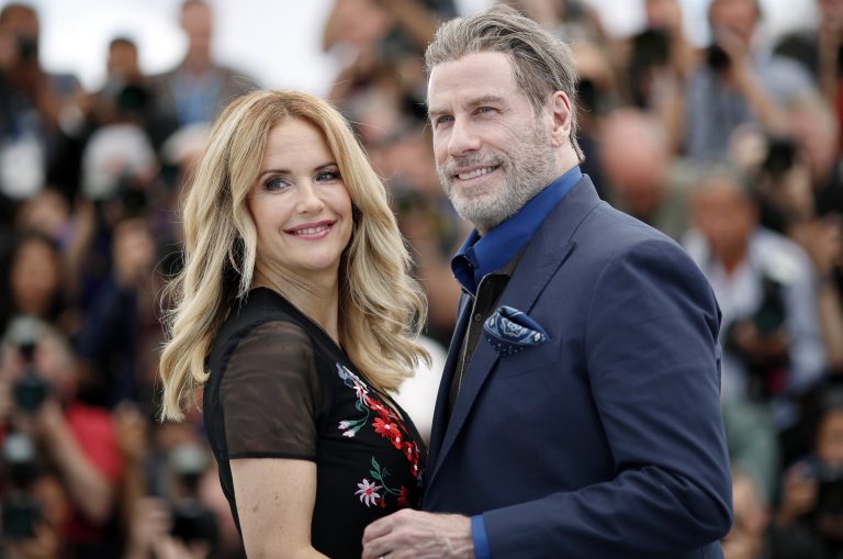Ο John Travolta και η Kelly Preston ποζάρουν κατά το photocall για το 71ο Φεστιβάλ Καννών, 15 Μαΐου 2018