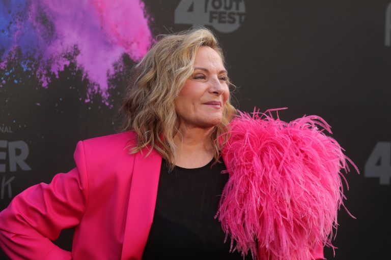 H Kim Cattrall ποζάρει στο κόκκινο χαλί στην παγκόσμια πρεμιέρα της σειράς του Peacock "Queer as Folk" στο Λος Άντζελες, 3 Ιουνίου 2022