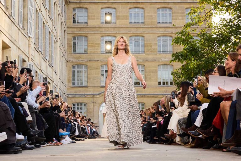 H Laura Dern περπατά στην πασαρέλα κατά τη διάρκεια της γυναικείας επίδειξης Gabriela Hearst για την Άνοιξη/Καλοκαίρι 2026, στο πλαίσιο της Εβδομάδας Μόδας του Παρισιού, την 1η Οκτωβρίου 2025 στο Παρίσι.