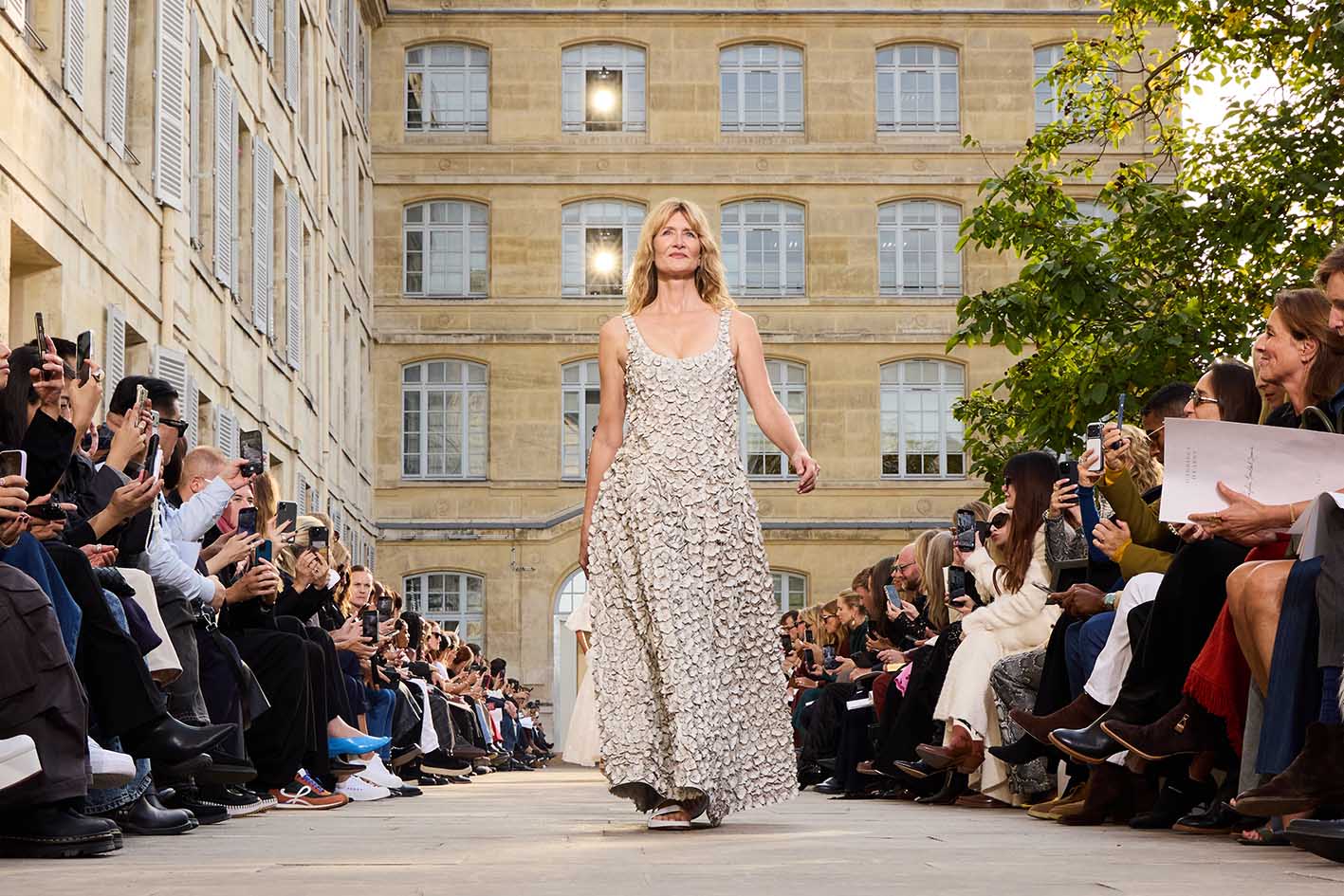 H Laura Dern περπατά στην πασαρέλα κατά τη διάρκεια της γυναικείας επίδειξης Gabriela Hearst για την Άνοιξη/Καλοκαίρι 2026, στο πλαίσιο της Εβδομάδας Μόδας του Παρισιού, την 1η Οκτωβρίου 2025 στο Παρίσι.