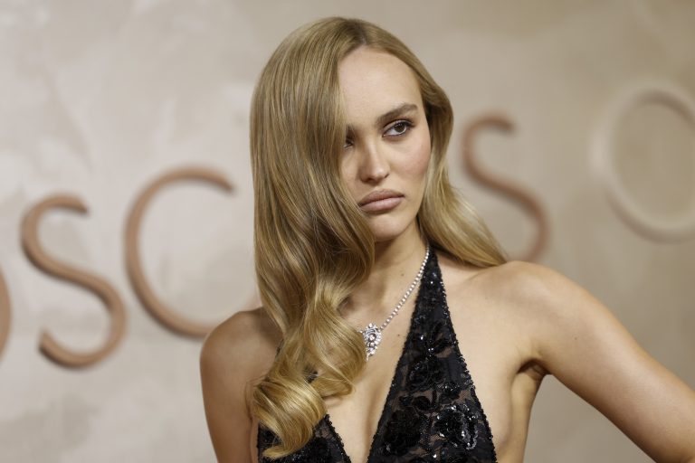 H Lily-Rose Depp στο κόκκινο χαλί για τα Όσκαρ, 2 Μαρτίου 2025