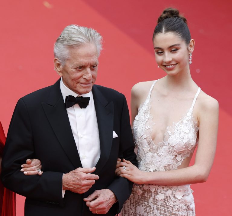O Michael Douglas και η κόρη του Carys Zeta Douglas στην τελετή έναρξης του 76ου Φεστιβάλ Καννών, 16 Μαΐου 2023