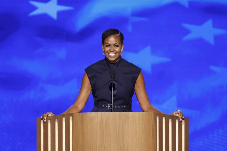 H Michelle Obama στο βήμα κατά τη δεύτερη νύχτα του συνεδρίου των Δημοκρατικών στο United Center στο Σικάγο, 20 Αυγούστου 2024