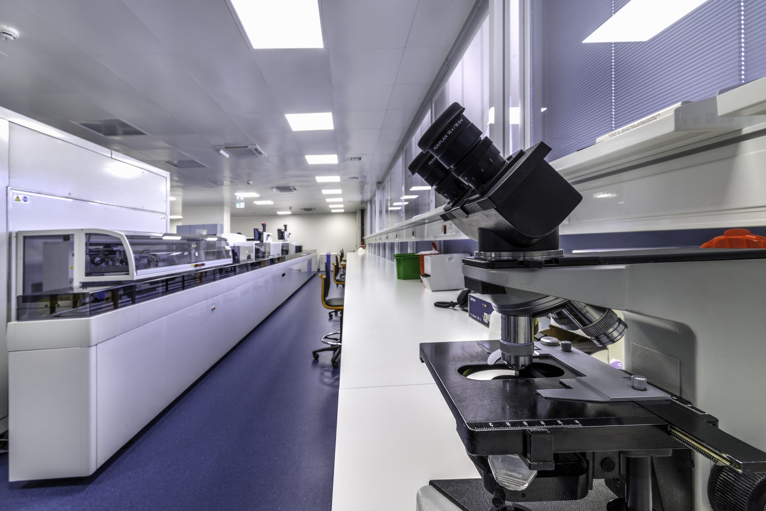 Τα Εργαστήρια Βιοπαθολογίας του νέου Ωνάσειου Νοσοκομείου διαθέτουν υποδομές και τεχνολογικό εξοπλισμό αιχμής, καθώς και εξειδικευμένο προσωπικό, εξασφαλίζοντας ακρίβεια και ασφάλεια στα ιατρικά αποτελέσματα.