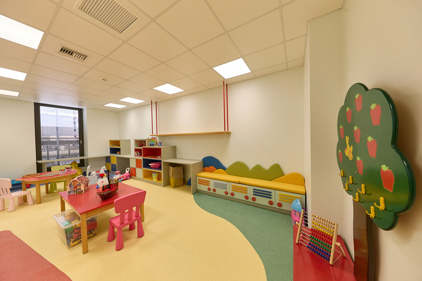 Παιδότοπος στο Ωνάσειο Παίδων. Ένας φιλικός και ασφαλής χώρος, αφιερωμένος στα χαμόγελα των μικρών ασθενών. Εδώ, το παιχνίδι και η δημιουργική απασχόληση προσφέρουν πολύτιμες στιγμές ανακούφισης στα παιδιά και στις οικογένειές τους.