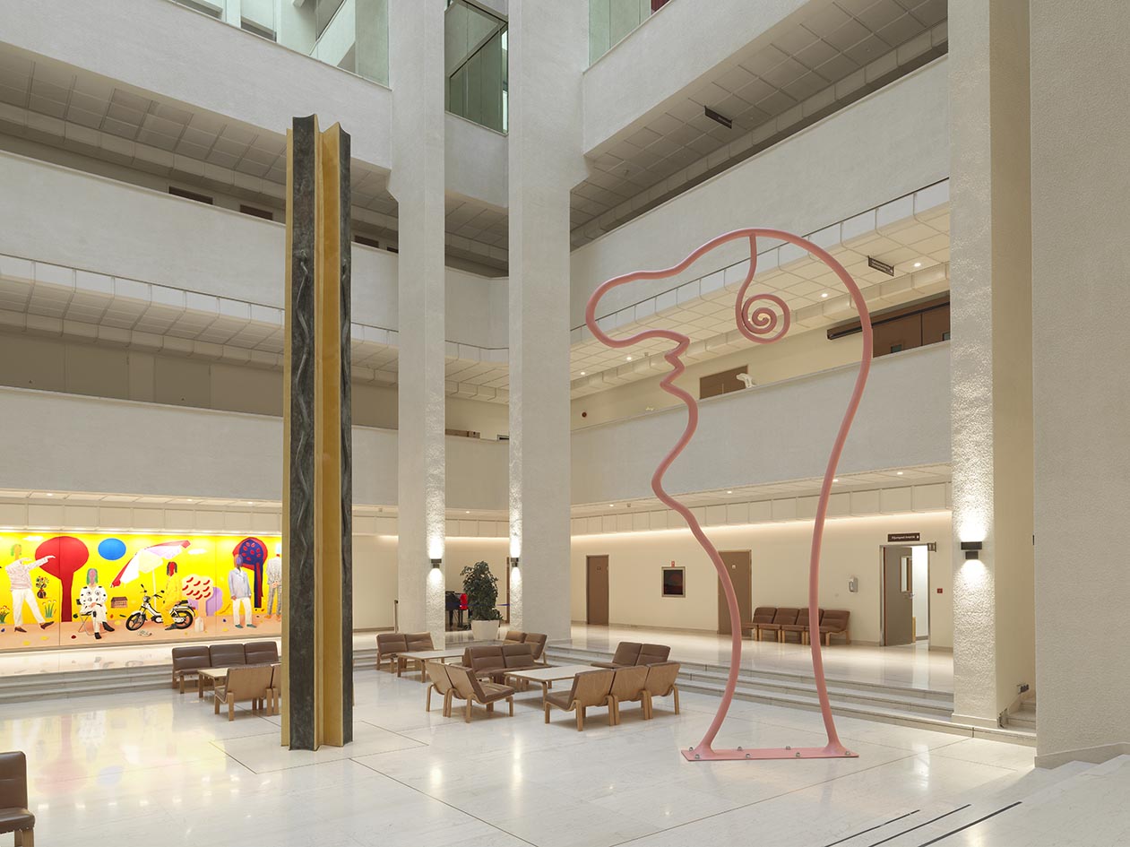 Η υγεία είναι ζήτημα πολιτισμού. Χώρος στο νέο Ωνάσειο Νοσοκομείο φιλοξενεί το έργο Πρόσωπο του 2023, του εικαστικού Γιάννη Βαρελά.