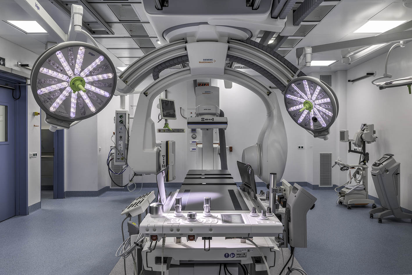 Νέο Ωνάσειο Νοσοκομείο. Το νοσοκομείο του μέλλοντος. Υβριδικό χειρουργείο με σύστημα Biplane, που προσφέρει ταυτόχρονη απεικόνιση σε δύο επίπεδα, ενισχύοντας την ακρίβεια και την ασφάλεια των επεμβάσεων.