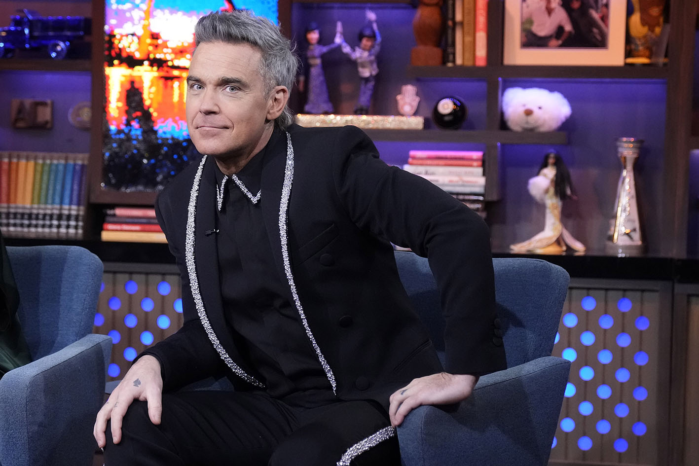 O Robbie Williams στο τηλεοπτικό Show Live with Andy Cohen.