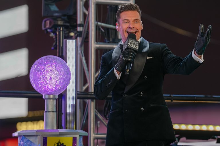O Ryan Seacrest παρουσιάζει την εκδήλωση την Παραμονή Πρωτοχρονιάς στην Times Square, 31 Δεκεμβρίου 2023