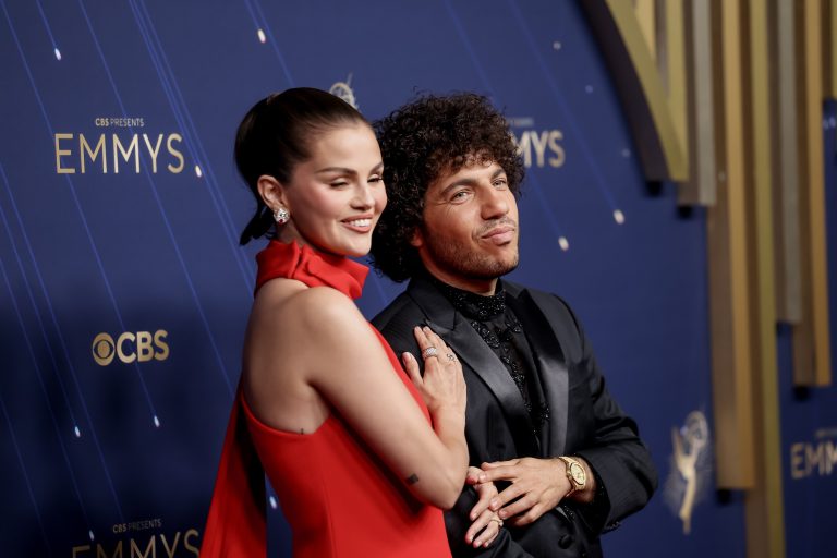 Η Selena Gomez και ο Benny Blanco στα 77α Emmy Awards στο Peacock Theater του Λος Άντζελες. 14 Σεπτεμβρίου 2025