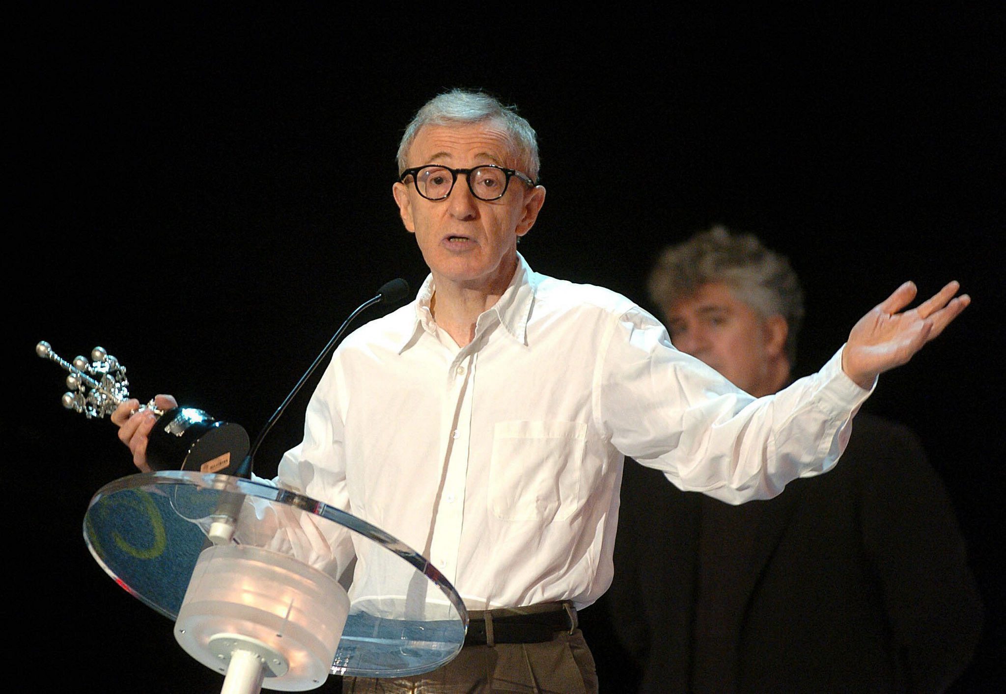 O Woody Allen απευθύνει ομιλία αφού τιμήθηκε με το βραβείο Donostia για βραβείο για το σύνολο του έργου του από τον Ισπανό σκηνοθέτη Pedro Almodovar στη διάρκεια του 52ου Διεθνούς Φεστιβάλ Κινηματογράφου του Σαν Σεμπαστιάν, 17 Σεπτεμβρίου