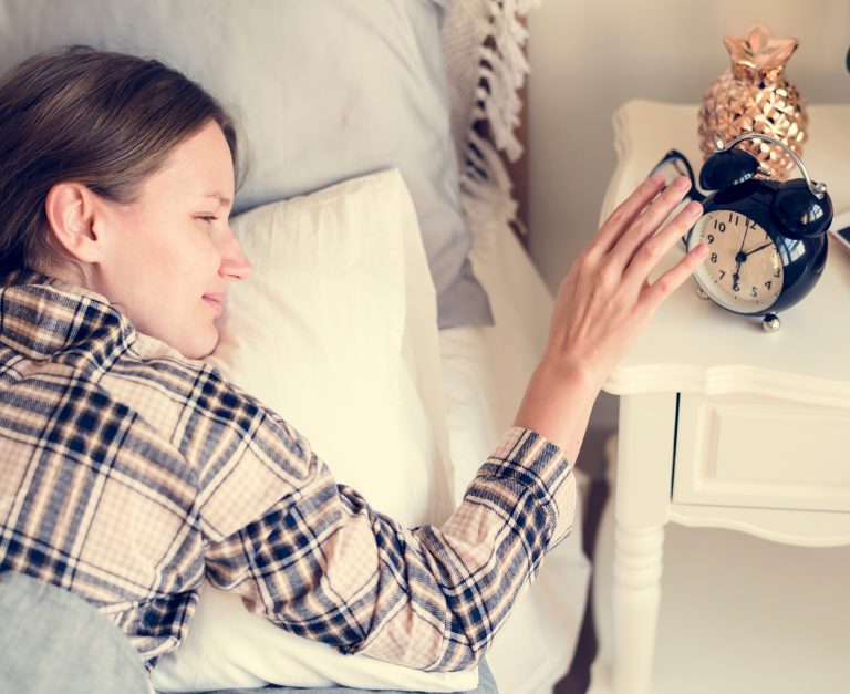 Γυναίκα κλείνει το ξυπνητήρι
