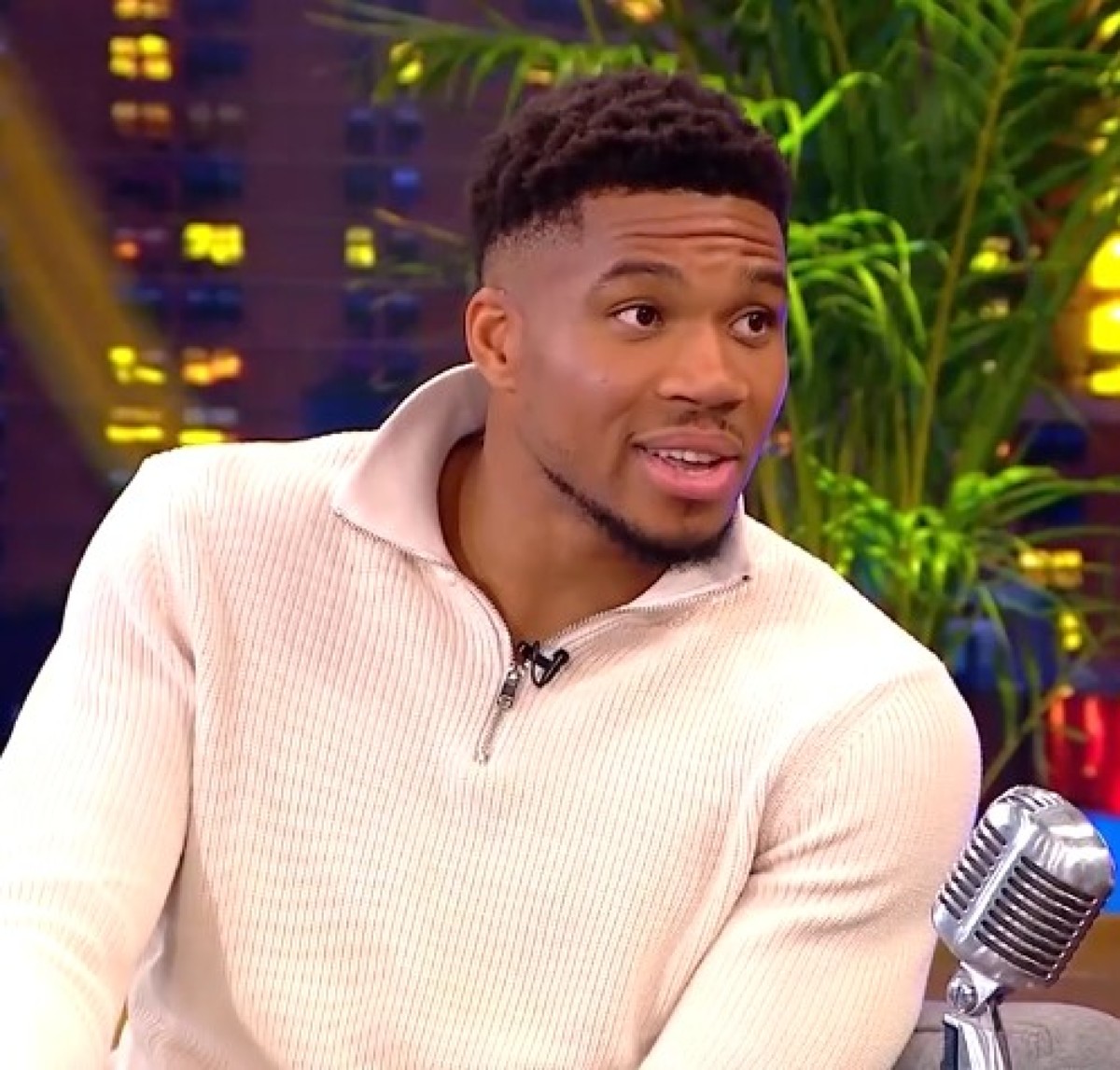 Ο Γιάννης Αντετοκούνμπο στον Γρηγόρη Αρναούτογλου