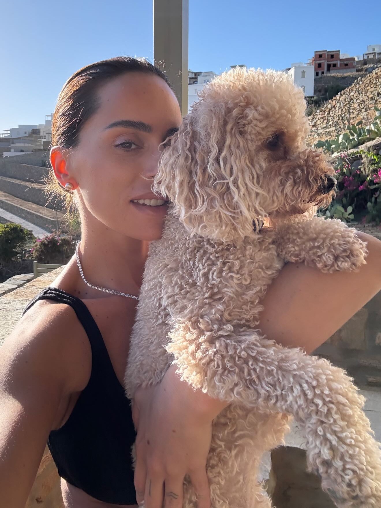 Η Μαρία Αντωνά με το σκυλάκι του Γιώργου Λιάγκα στην Τήνο