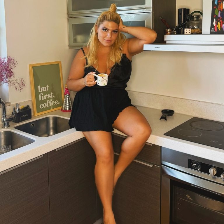 Η Δανάη Μπάρκα στην κουζίνα της