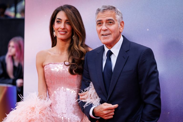 Η Amal Clooney και ο George Clooney στο γκαλά για την προβολή του "Jay Kelly" στο πλαίσιο του BFI London Film Festival στο Royal Festival Hall του Λονδίνου, 10 Οκτωβρίου 2025