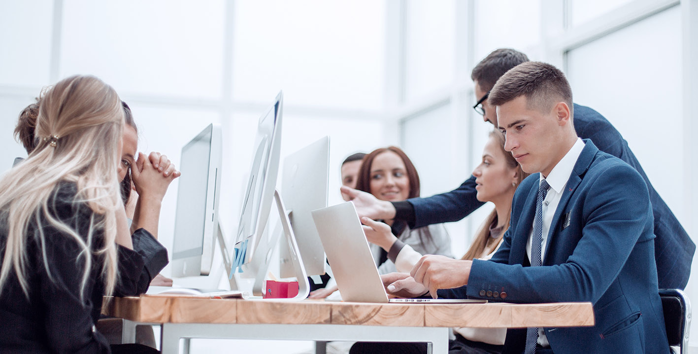 Συνάδελφοι στο γραφείο εργάζονται