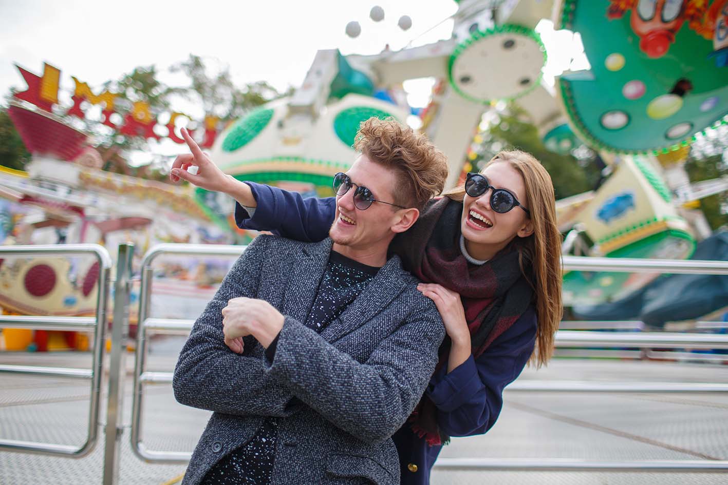 Ζευγάρι σε πάρκο περνάνε τέλεια και γελάνε