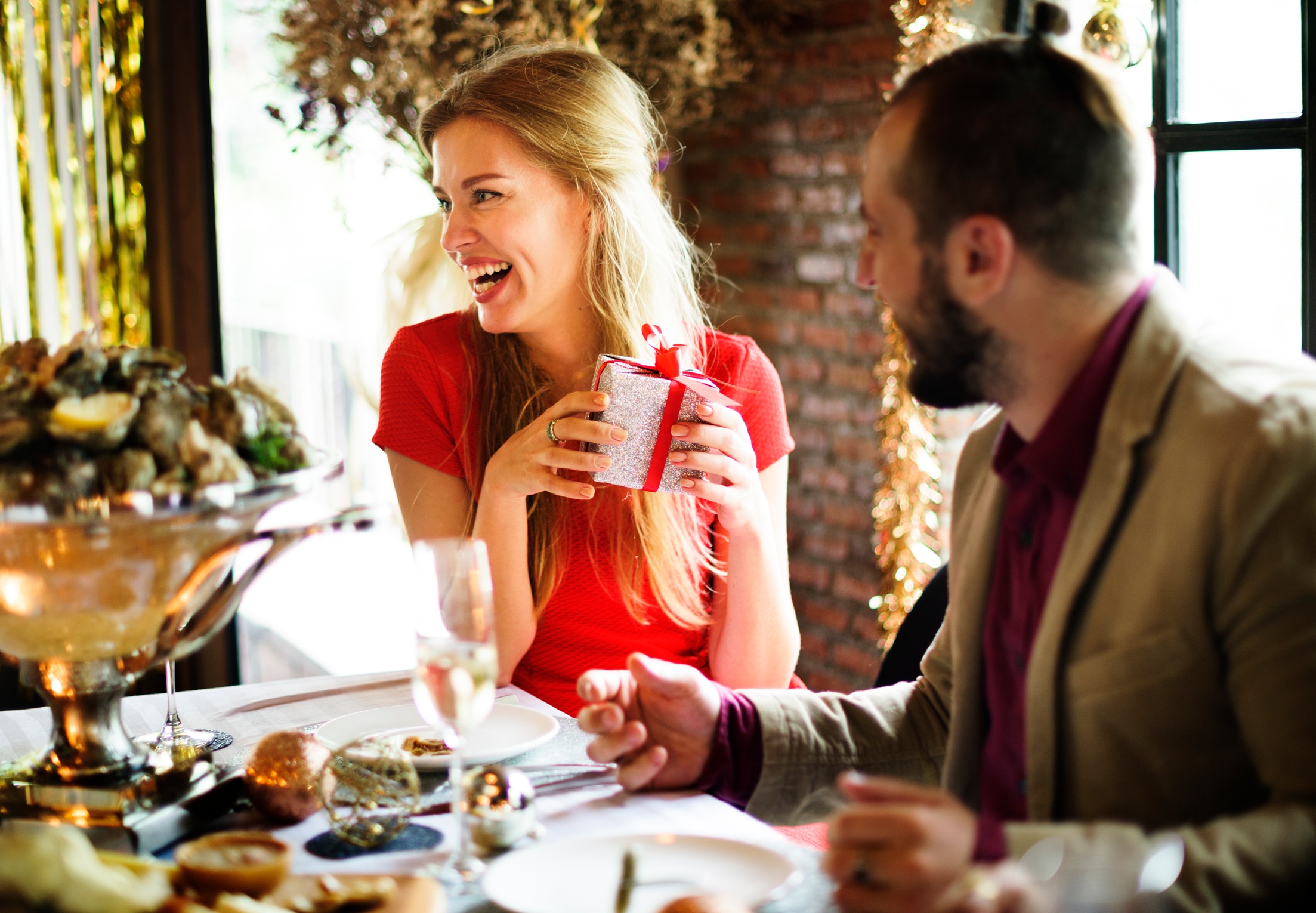 Ζευγάρι τρώει έξω σε εστιατόριο