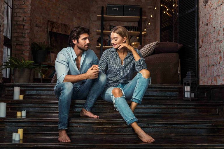 Ζευγάρι στα σκαλιά κάθεται και μιλάνε