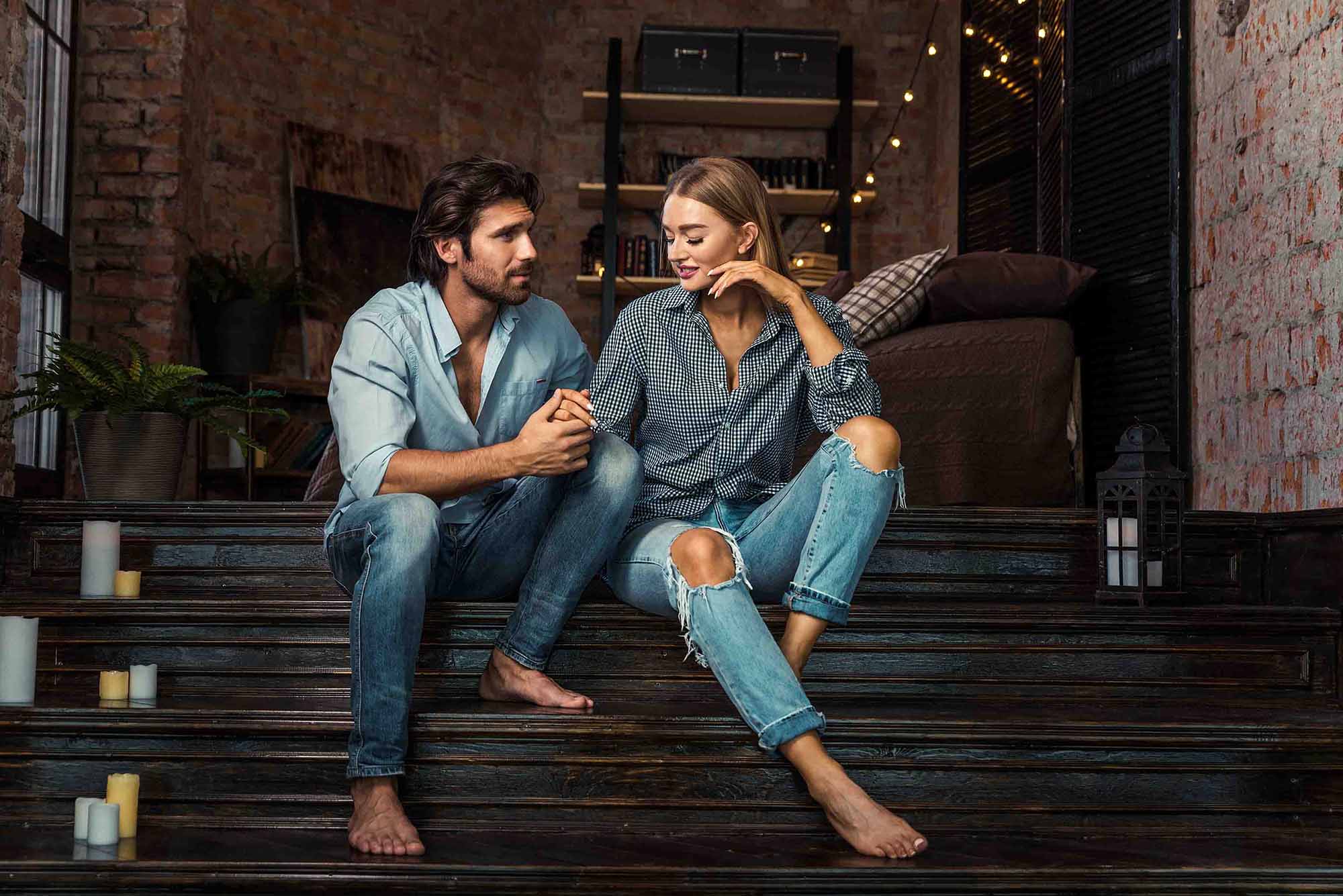 Ζευγάρι στα σκαλιά κάθεται και μιλάνε