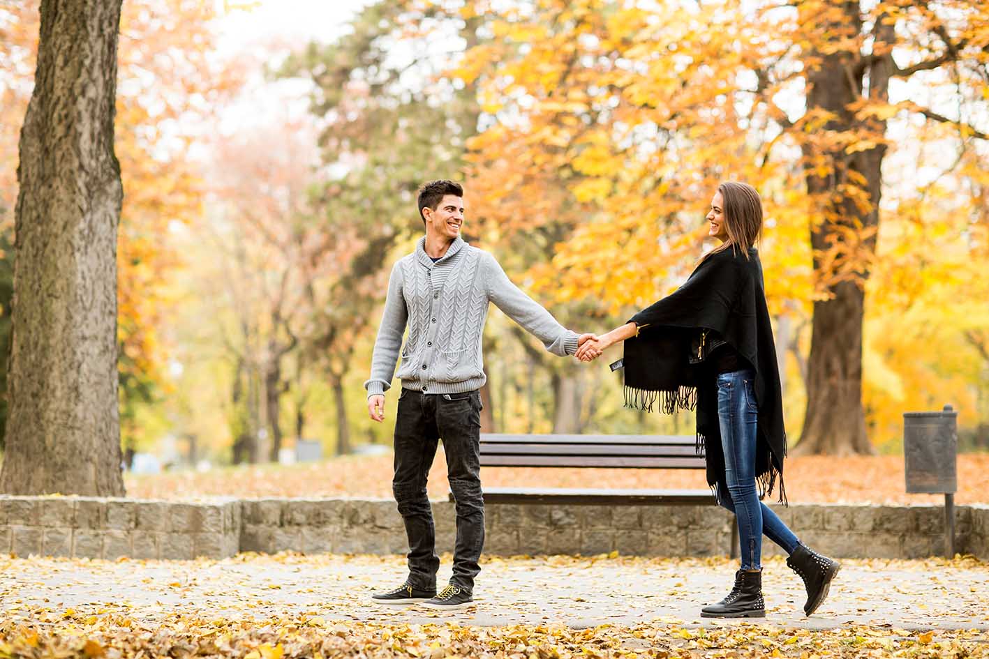Ζευγάρι περπατά στο πάρκο