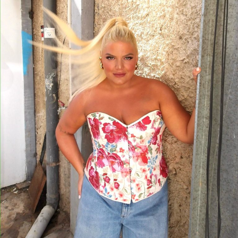 Η Δανάη Μπάρκα με floral κορσέ