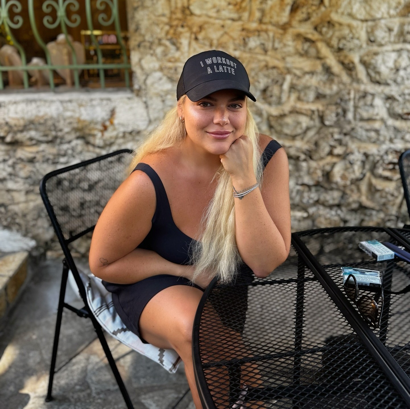 H Δανάη Μπάρκα με casual look στο χωριό