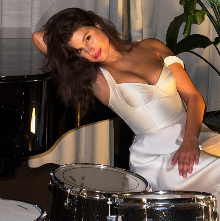 Η Δανάη Παππά με λευκό φόρεμα