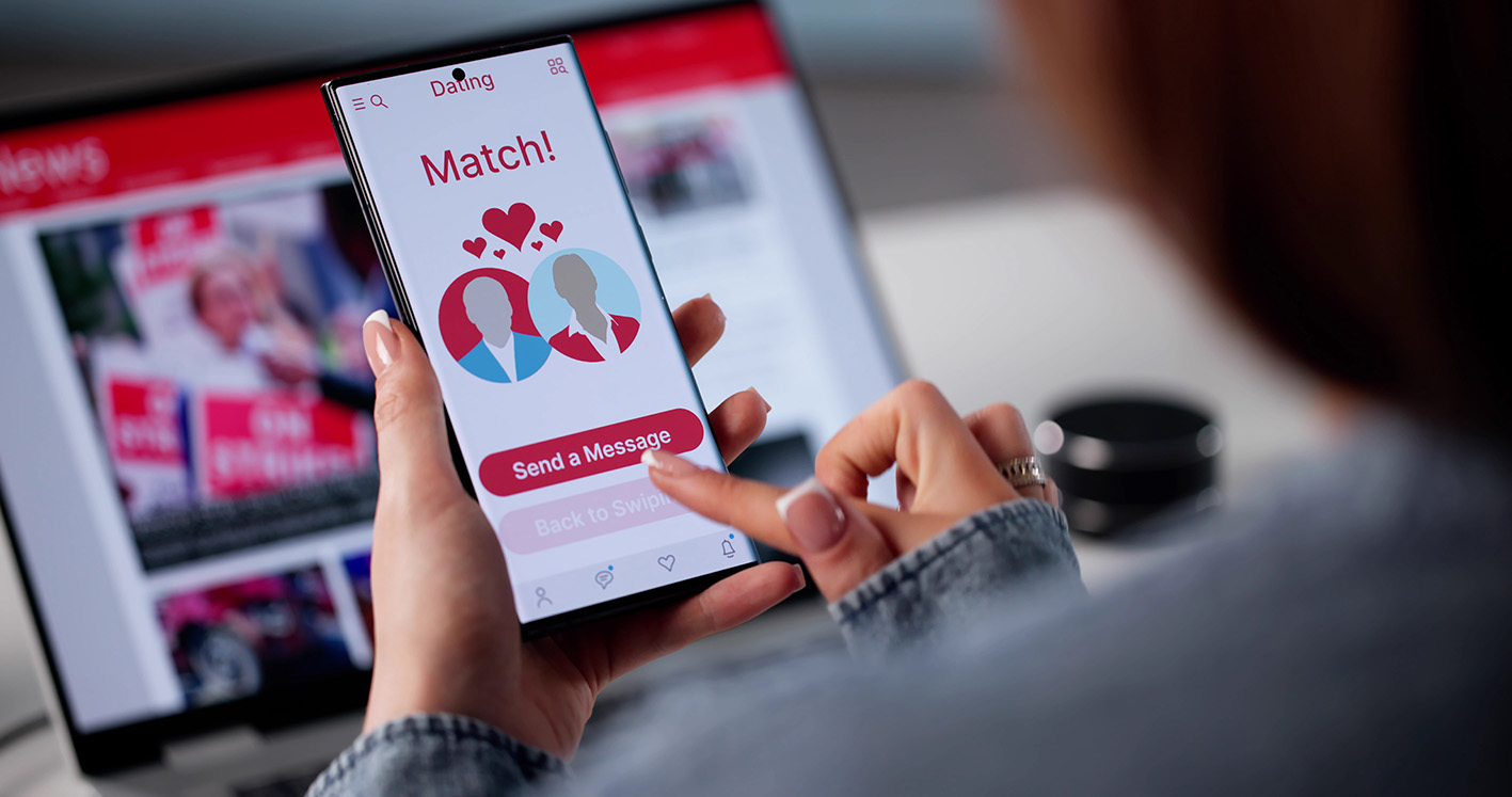 Κινητό στην οθόνη του έχει app για ραντεβού και γυναικεία χέρια ψάχνουν...