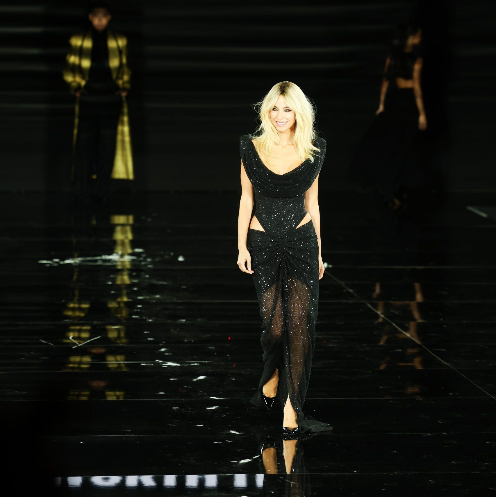 Δούκισσα Νομικού στο ντεφιλέ της L'OREAL