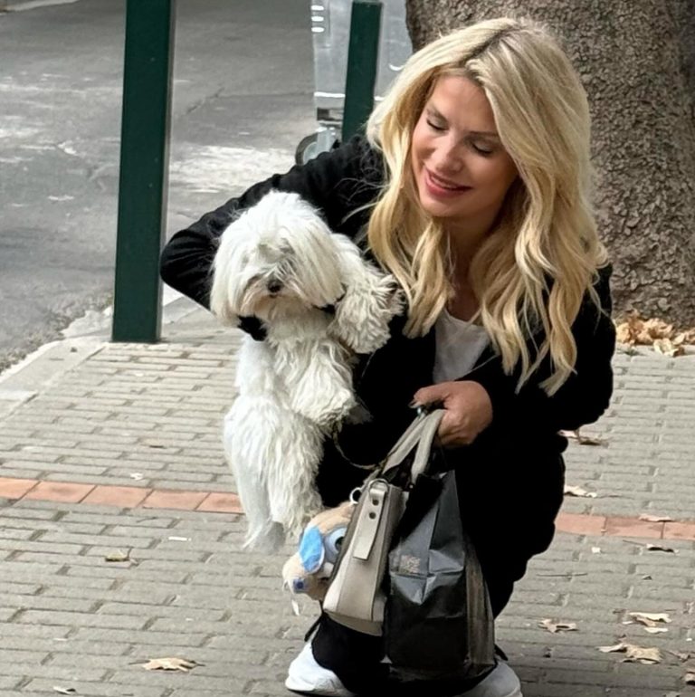 Η Ελένη Μενεγάκη στην Κηφισιά με το σκυλάκι της